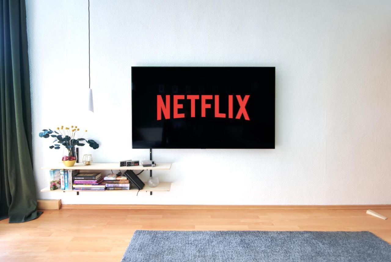 Vonbehling Boutique Apartment Mit 65Zoll Tv Und Designerstuecken Halle  Esterno foto